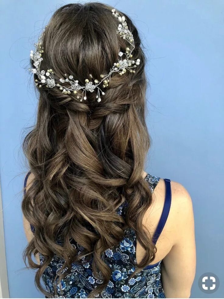 Прически на выпускной 11 лет Pin by Prycila Pagan on Fiestas de 15 años Down hairstyles for long hair, Medium