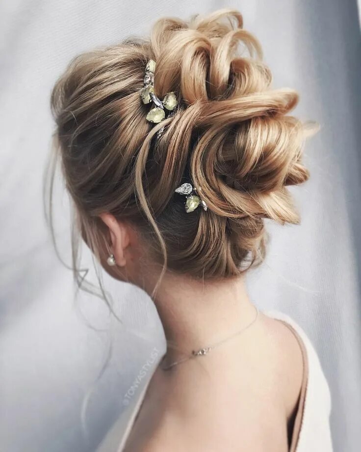 Прически на выпускной 2024 средние волосы An #elegant #bridalhair #updo @tonyastylist Long hair styles, Wedding hair inspi