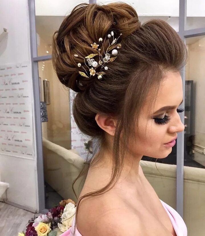 Прически на выпускной на волосы фото Pin by Cătălina Benciu on Coafuri nuntă in 2023 Straight hairstyles, Hair updos,