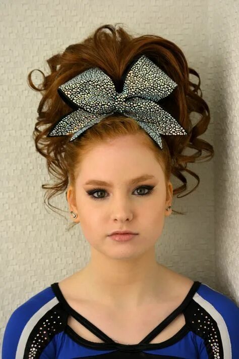 Прически на выступление для девочек Teased Cheer Hair Curls Ponytail Braid Cheer hair, Teased hair, Cheerleading hai