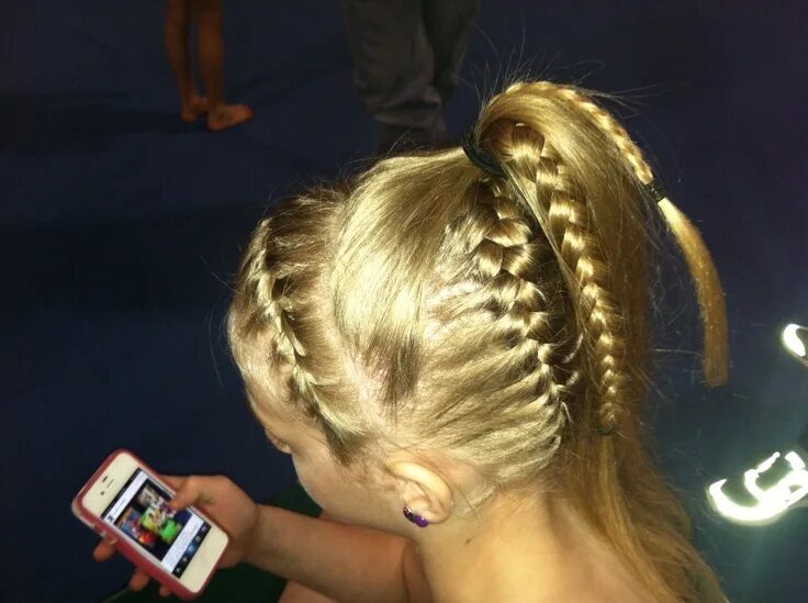 Прически на выступление в школе Gymnast hair Gymnastics meet hair, Hair styles, Gym hairstyles