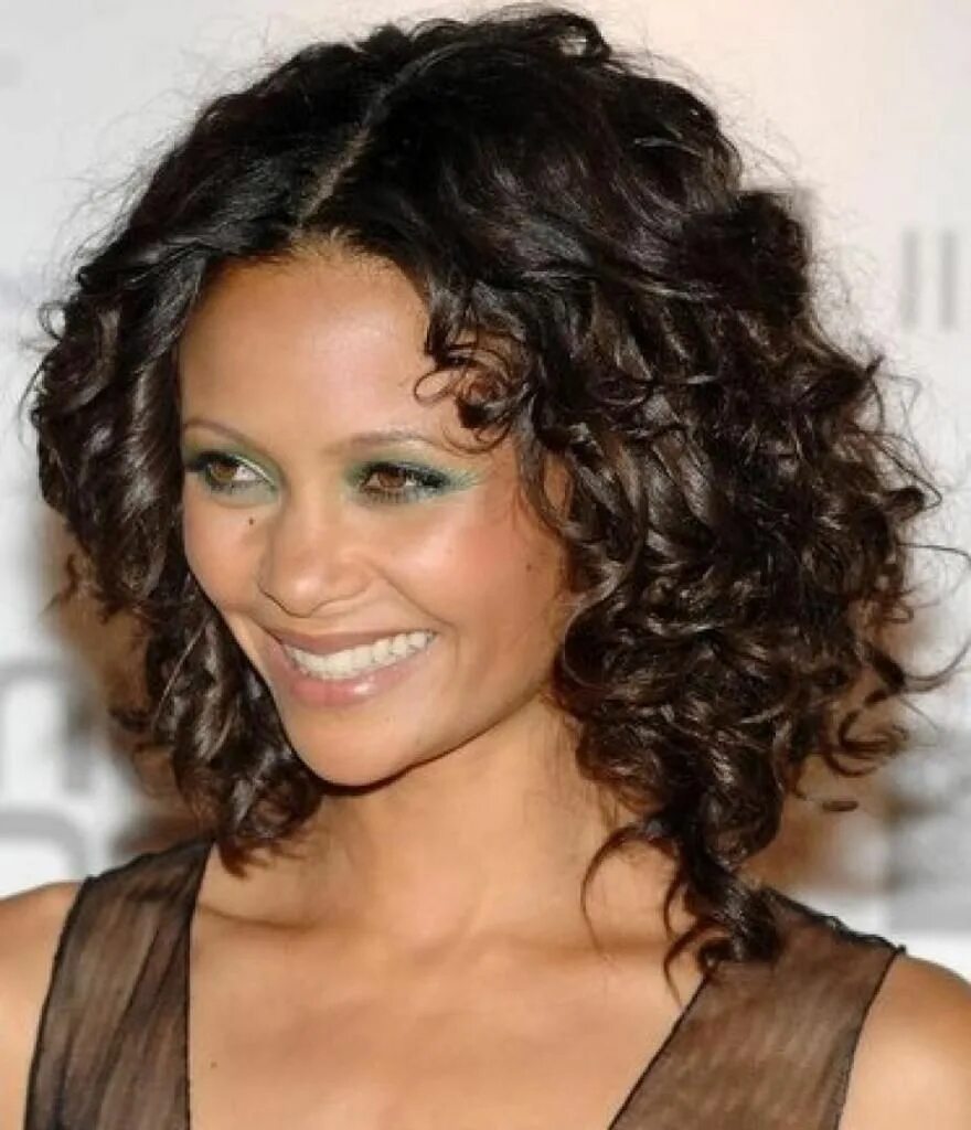 Прически на вьющиеся волосы средней длины Curly Hairstyles for an Oval Face - Hair World Magazine Haircuts for curly hair,