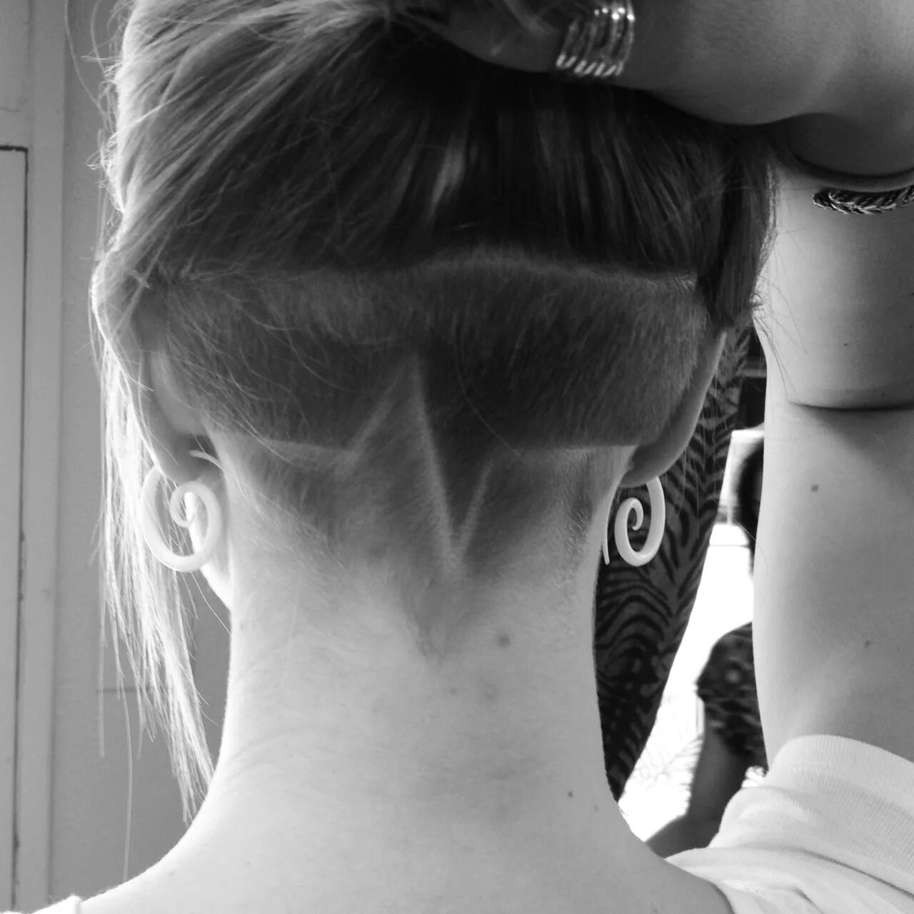 Прически на затылке фото We love Undercuts : Foto Undercut hairstyles, Undercut long hair, Hair designs