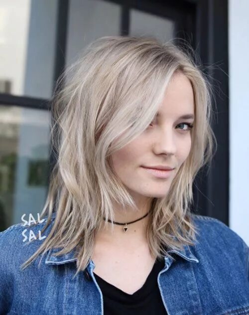 Прически на жидкие тонкие волосы средней длины Layered choppy lob by Sal Salcedo Thin hair haircuts, Hairstyles for thin hair, 