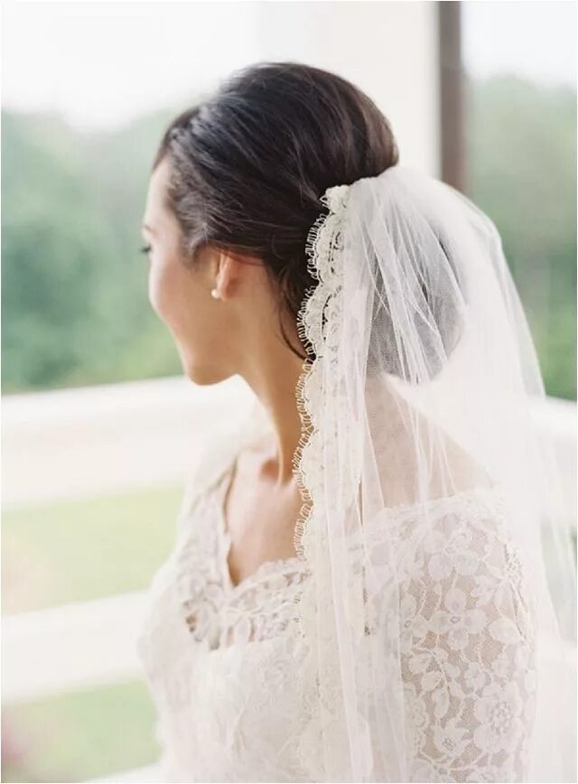 Прически невеста с длинной фатой How To Wear A Mantilla Veil On Your Wedding Day Veil hairstyles, Fall wedding ha