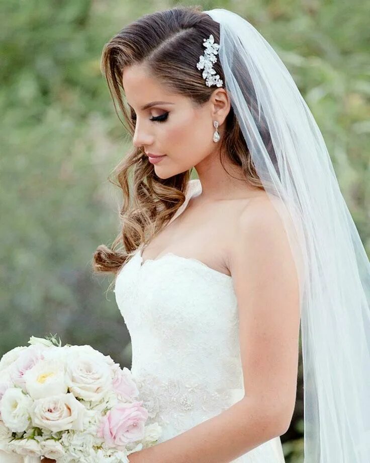 Прически невеста с длинной фатой Pin by Artist Clicks on White is Pure Bridal hair down, Bride hairstyles, Weddin