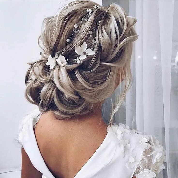 Прически невесте на волосы средней длины La imagen puede contener: una o varias personas y primer plano Floral hair piece