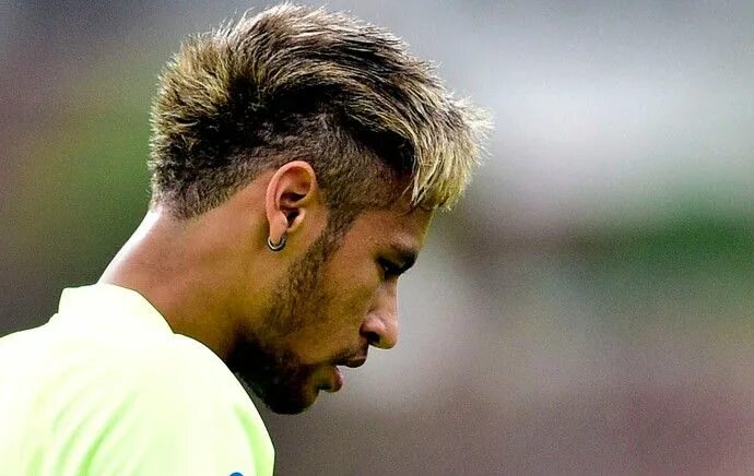 Прически неймара фото Neymar e Daniel Alves aparecem em treino da Seleção de cabelos pintados Neymar, 