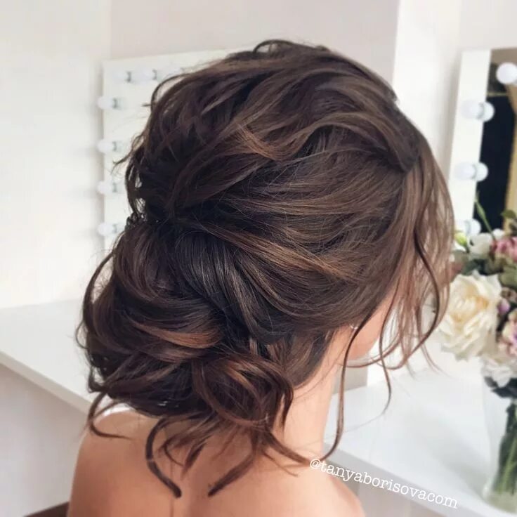 Прически нижний Современный романтичный низкий пучок на тёмных волосах. Romantic messy bridal ha