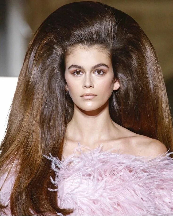 Прически очень густые волосы Kaia Gerber for Valentino Haute Couture FW18/19 (PFW) Thick hair styles, Hair st