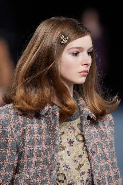 Прически осень 2024 Chanel 2022 Runway hair, Hair styles, Braids for short hair