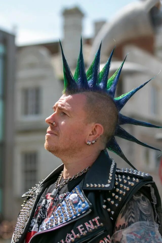 Прически панков мужские World's largest punk festival sees rockers in huge Mohawks gather in Blackpool T