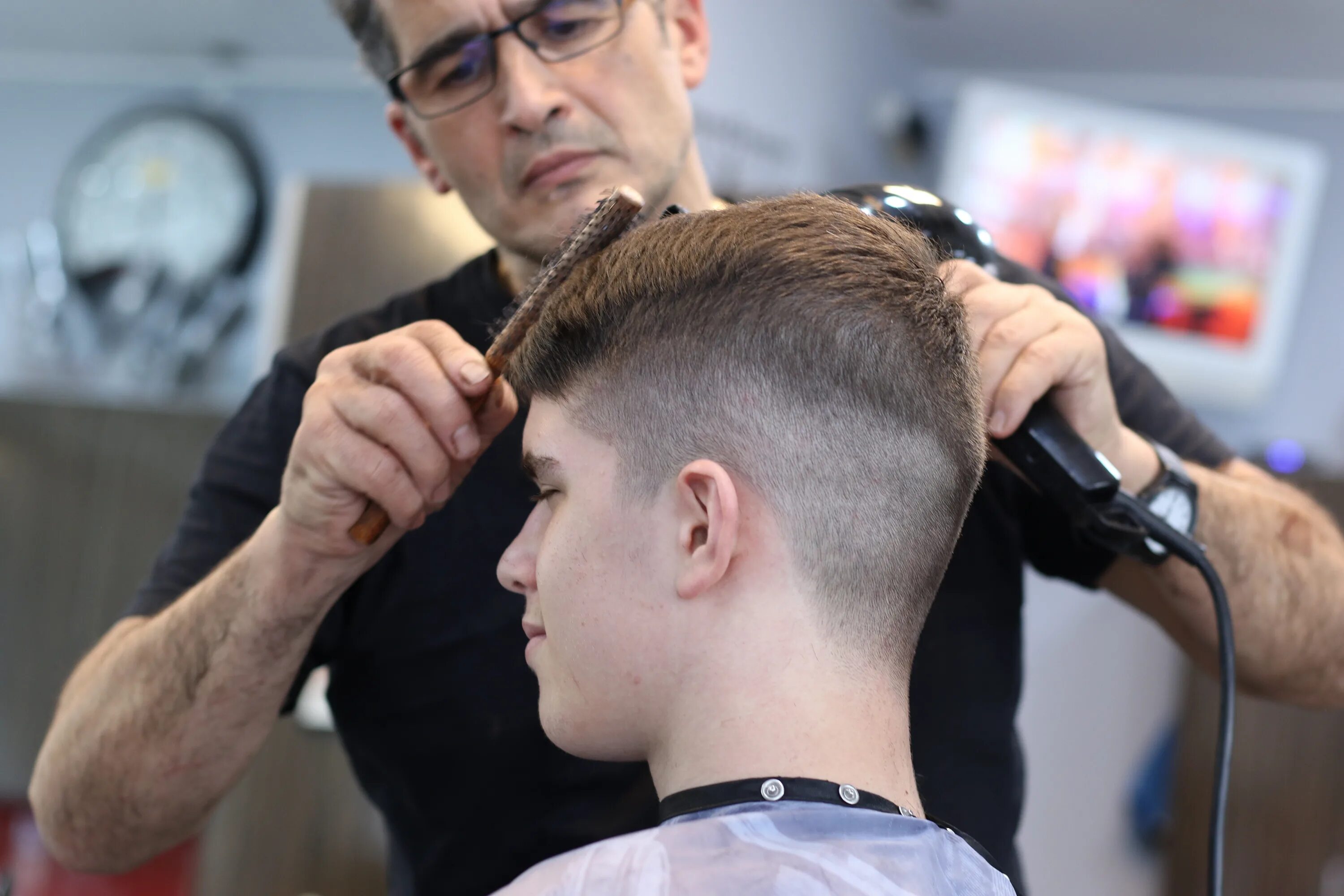 Прически парикмахеров фото Stylish male Haircut, Barber and client free image download