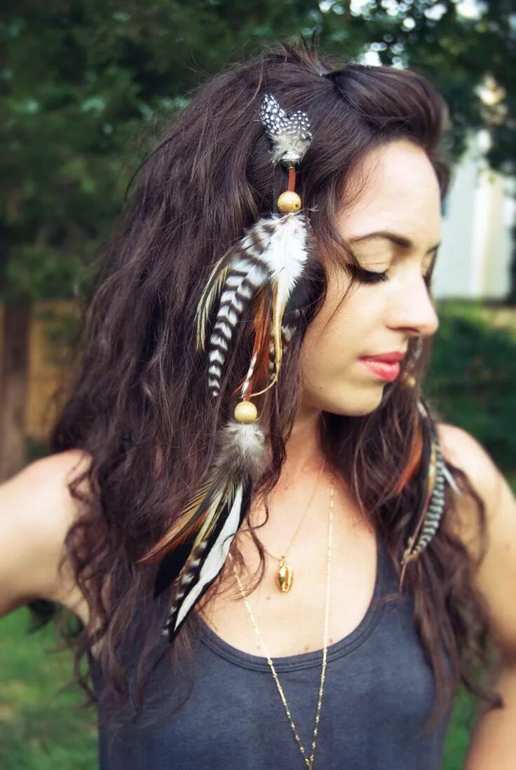 Прически перу Feder-Haar-Clip Haarfedern Boho Federn Roach Clip Etsy Feder haar, Festival mode