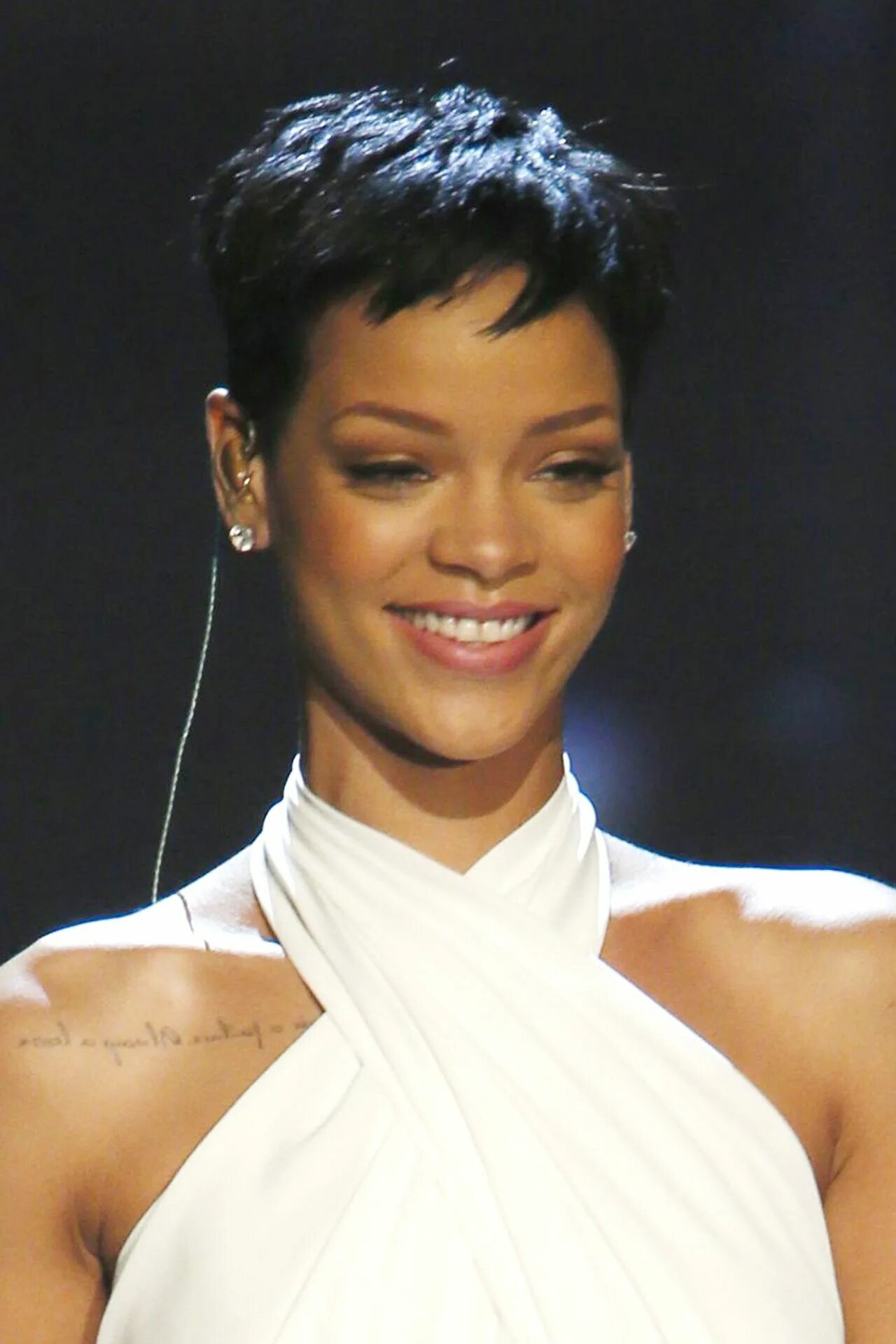 Прически певицы фото Rihanna’s Best Ever Hairstyles: A Timeline Rihanna hairstyles, Short hair styles