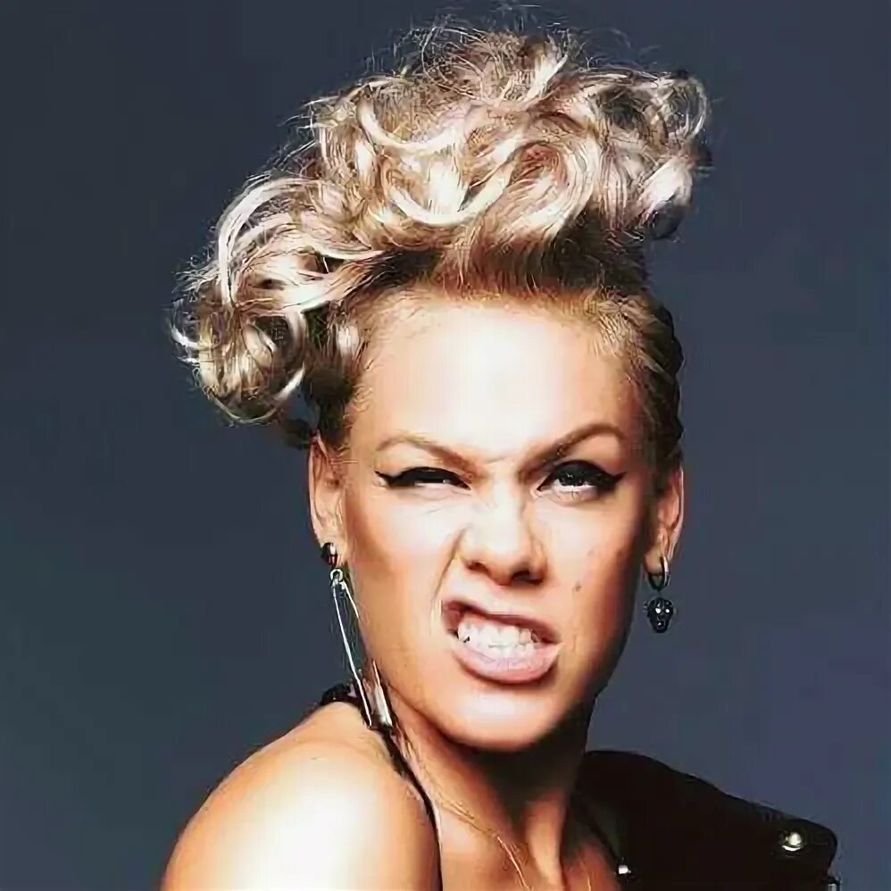 Прически певицы фото P!nk Alecia Moore Pink singer, Short hair styles, Hair color pink