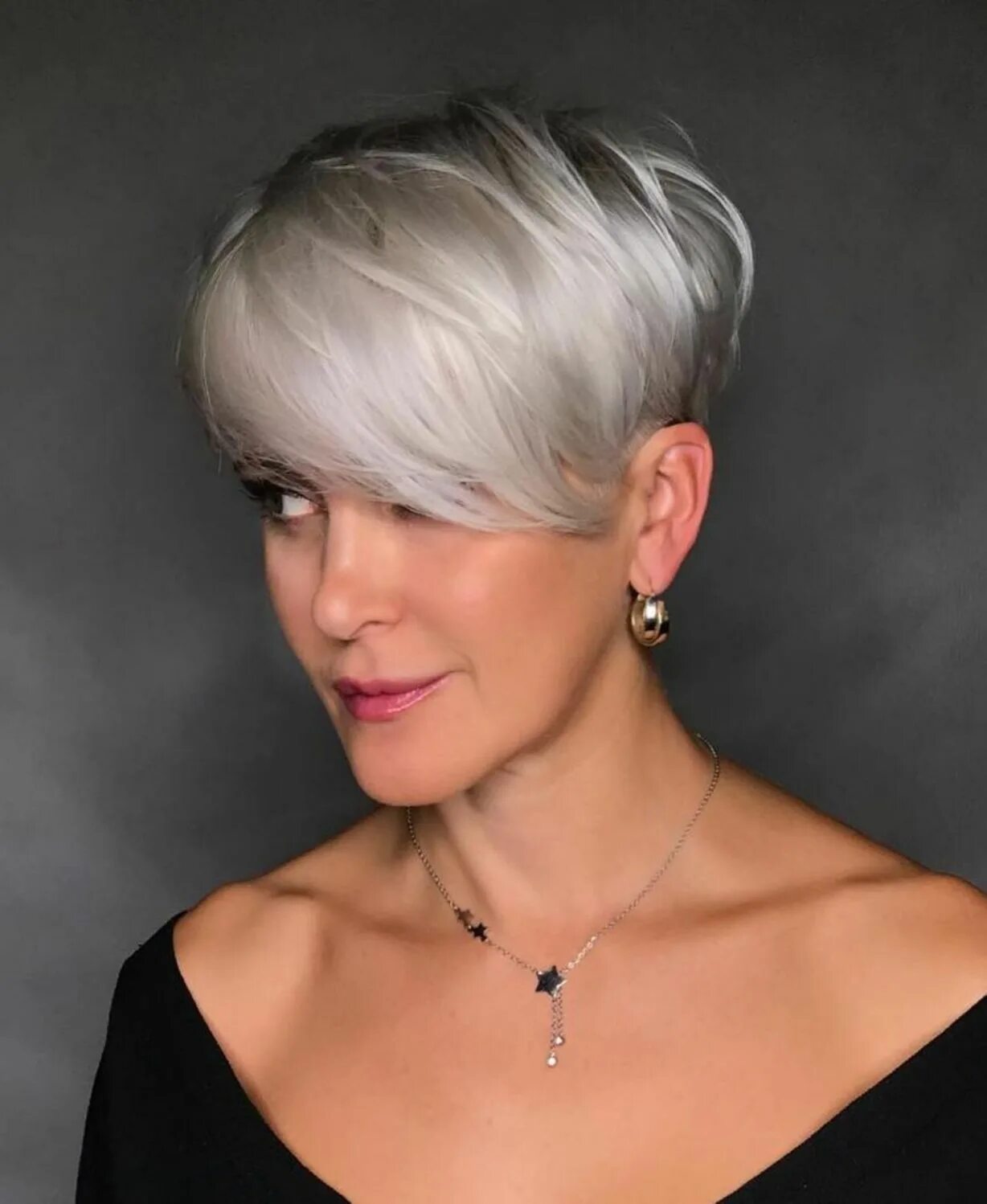 Прически пикси фото женские после 40 лет Silver Undercut Pixie Short choppy haircuts, Short choppy hair, Short hair style