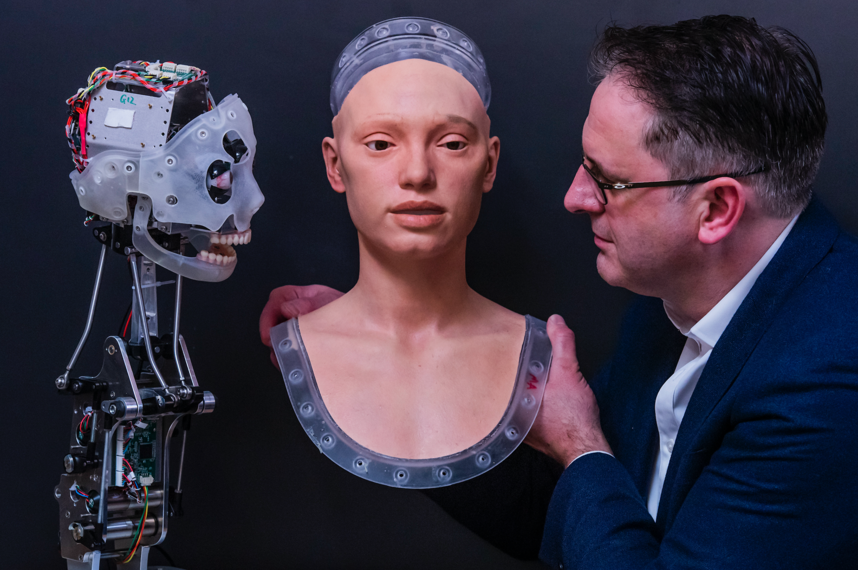 Прически по фото искусственный интеллект British gallery owner and AI experts create 'world's first ultra-realistic robot