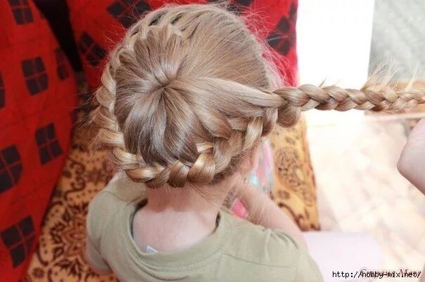 Прически по кругу для девочек плетение косы вокруг хвоста Hair styles, Braided bun hairstyles, Braided bun