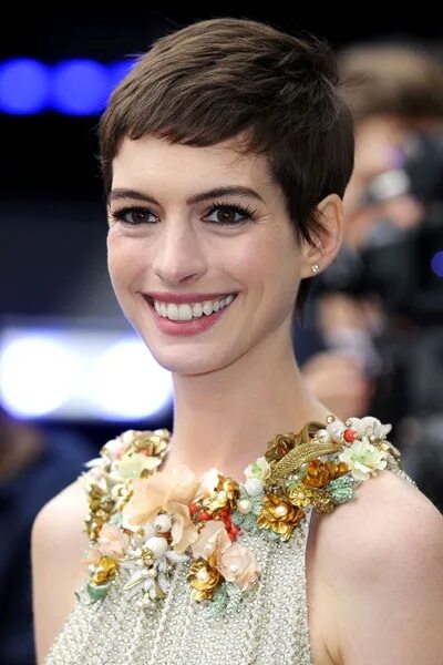 Прически под короткую стрижку Hair Articles Hair & Beauty - Grazia Short hair styles, Pixie haircut, Pixie hai