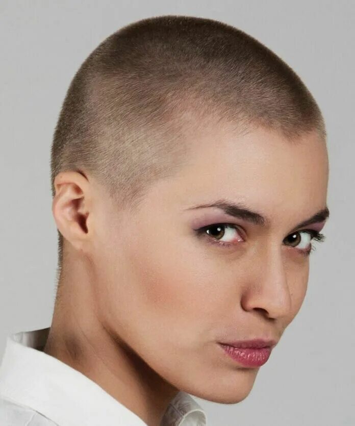 Прически под машинку женские 35 Trendiest Shaved Hairstyles for Women in 2024 Bald hairstyles for women, Bald