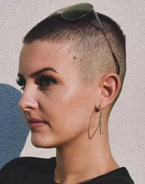 Прически под машинку женские 35 Trendiest Short Brown Hairstyles and Haircuts to Try Buzzed hair, Short brown