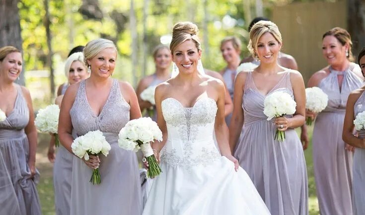 Прически подружек невесты на средние Who Pays for Bridesmaids' Hair and Makeup? Bridesmaid hair, Bridesmaid, Short we