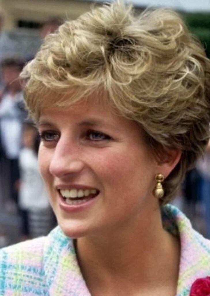 Прически принцессы дианы фото 2 June 1993 PRINCESS DIANA ALWAYS WITH A SPECIAL TOUCH AS SHE VISITS TAUNTON, SO