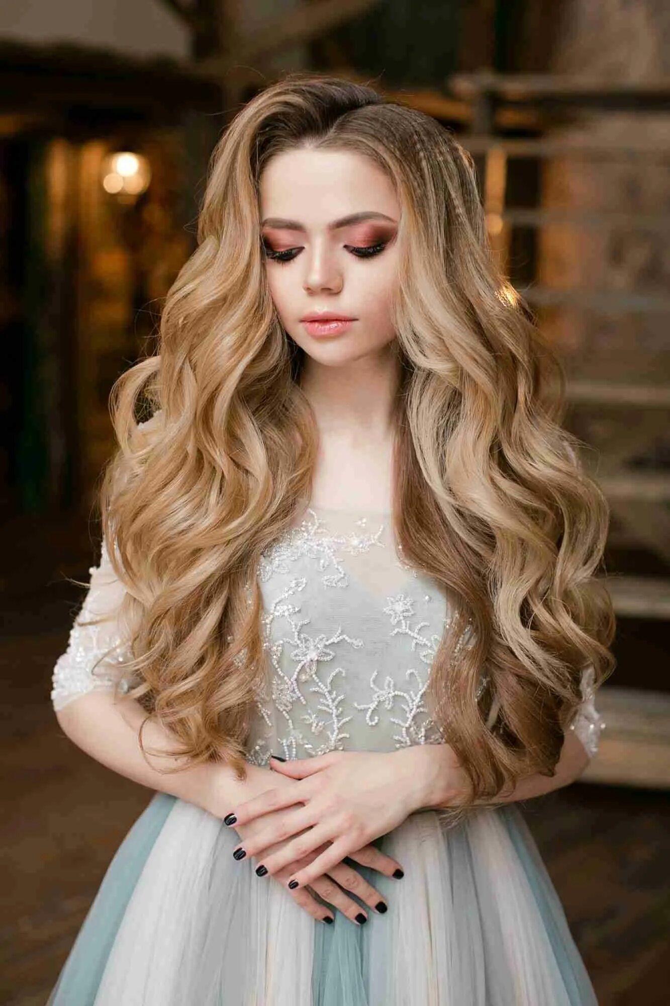 Прически распущенные волосы локоны Coiffure boucle mariage en 20 idées qui décoiffent! Укладка длинных волос, Идеи 