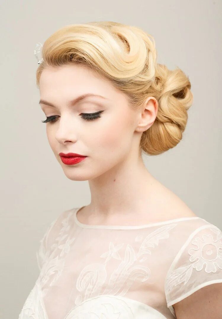 Прически ретро на средние Maquillage de mariage naturel en 10 looks inspirants in 2022 Retro wedding hair,