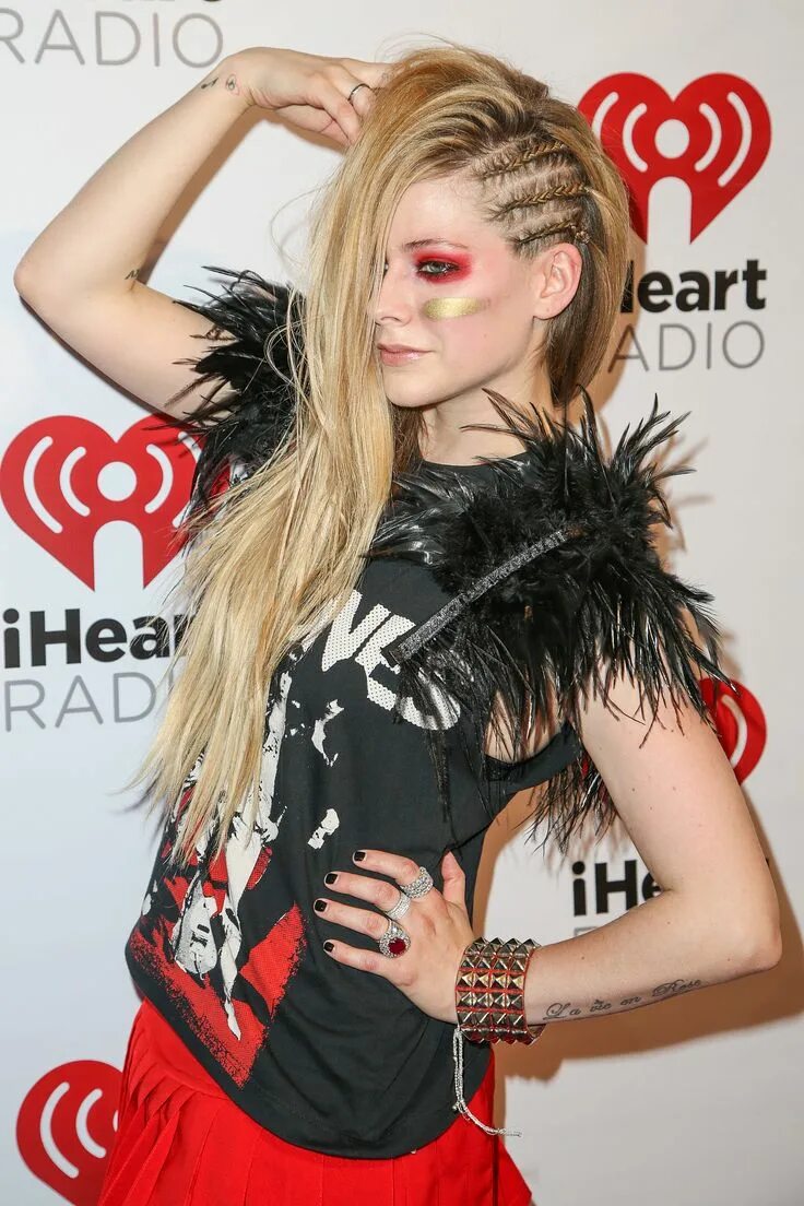 Прически рок на средние With her red shadow, gold face paint, and faux-undercut braids, Stars Do Rocker 