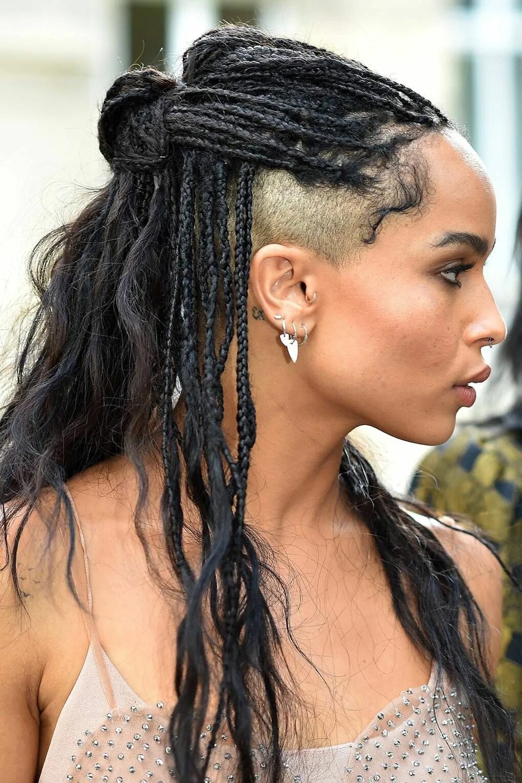 Прически с брейдами женские Pin by Cam M.B on braids Zoe kravitz braids, Braids with shaved sides, Curly hai