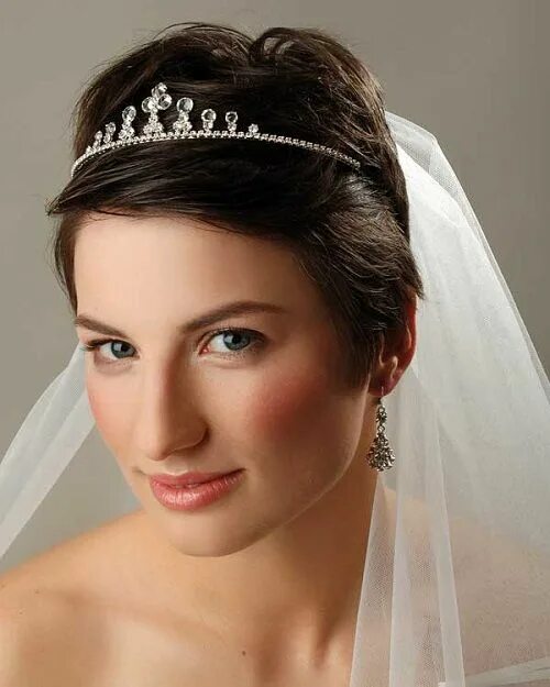 Прически с диадемой на коротких волосах Novias con pelo corto, Peinados cortos de novia, Peinados tiara boda