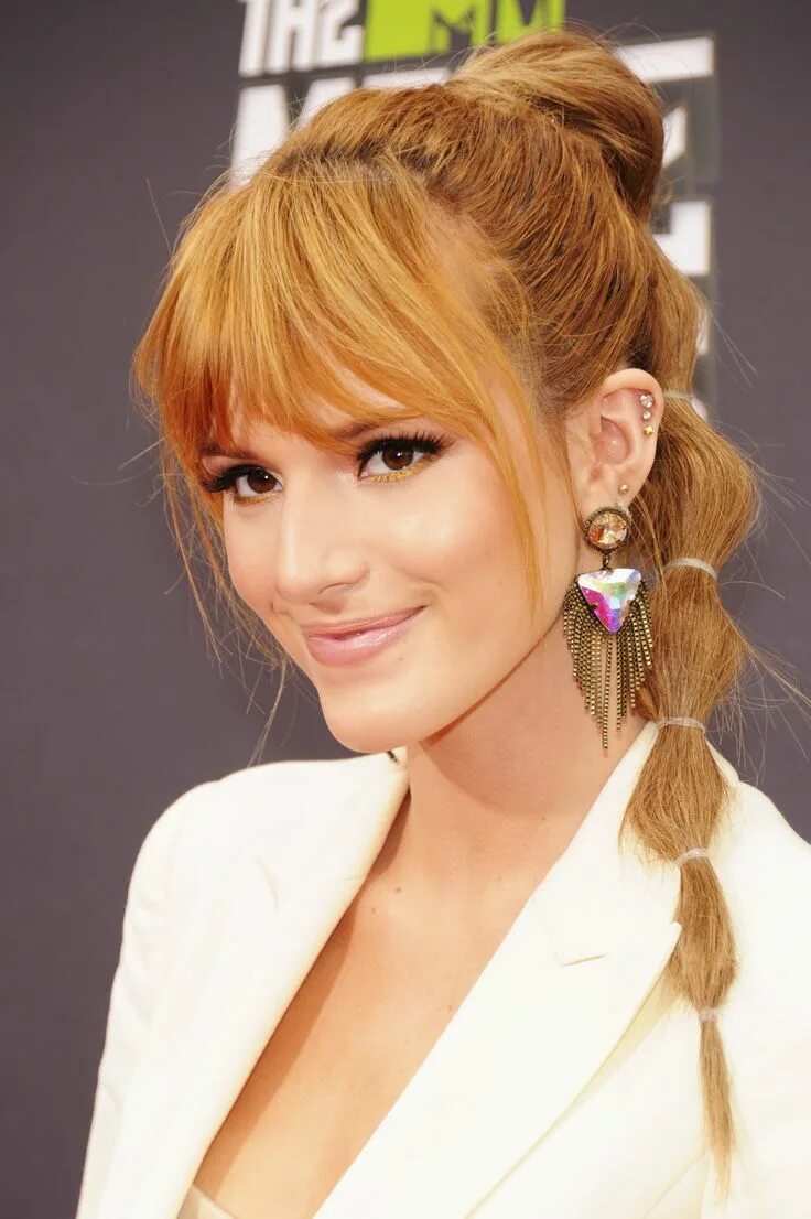 Прически с длинной челкой Bella Thorne Is a Natural-Born Redhead - Who Knew? Strawberry blonde hair color,