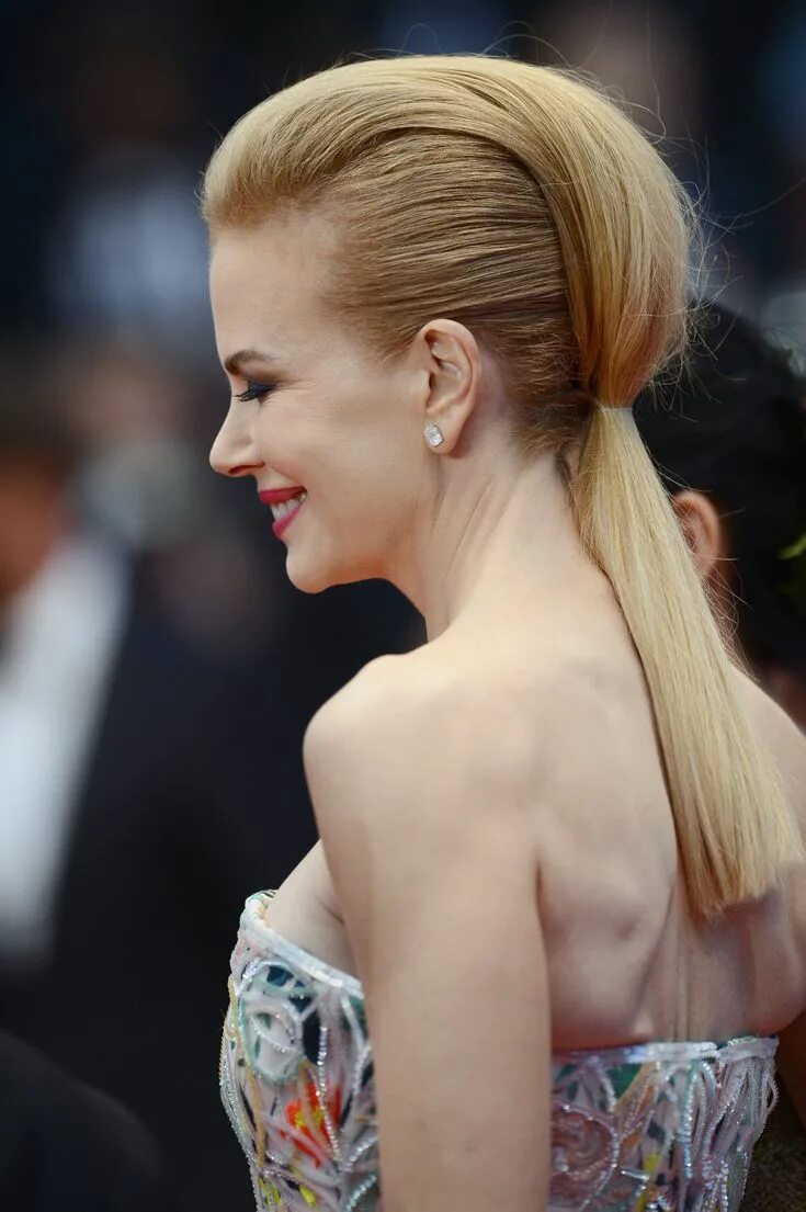 Прически с гладкими волосами Nicole Kidman's futuristic hair and porcelain skin Futuristic hair, Pony hairsty