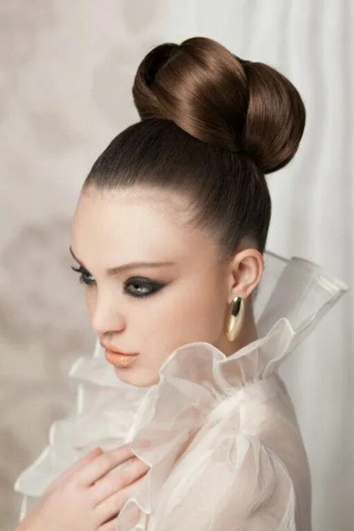 Прически с гладкими волосами 30 Best Ready-to-Make Bun Hairstyles for Girls Sleek updo, Unique wedding hairst