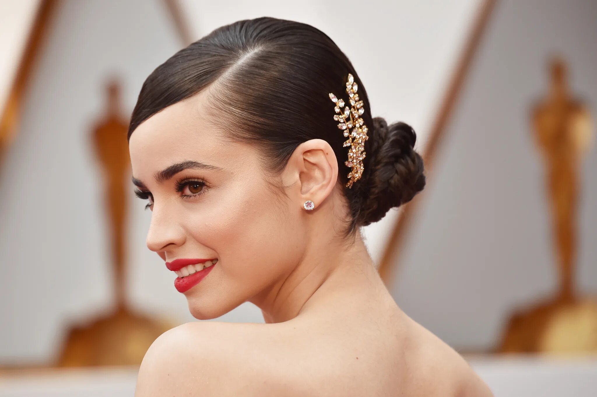 Прически с гладкими волосами Sofia Carson