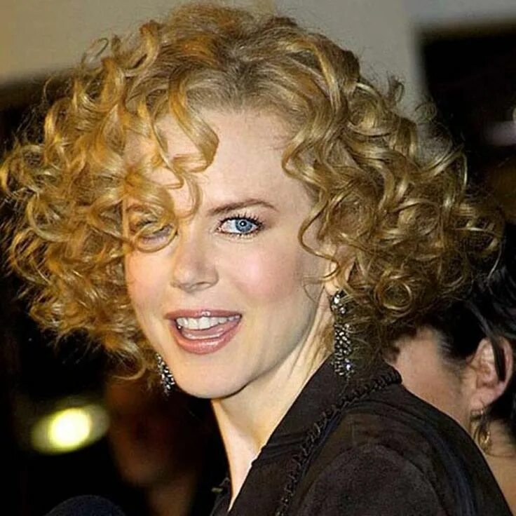 Прически с химией на средние волосы фото Beautiful Short Hairstyles for Older Women 2015 Curly hair styles, Permed hairst