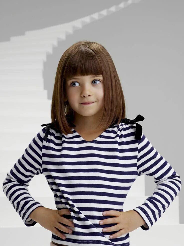 Прически с каре для девочек 12 лет Petit Bateau monte les marches de l’Opéra Kids hair cuts, Girl haircuts, Kids ha