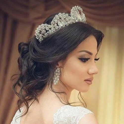 Прически с короной на длинные Estamos proximos do grande dia Bridal hair and makeup, Quince hairstyles, Bride 