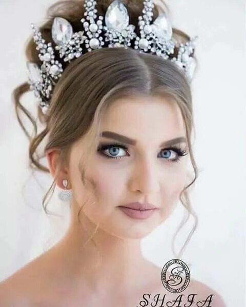 Прически с короной на средние Pin on boda Wedding crown, Bridal crown, Crown hairstyles