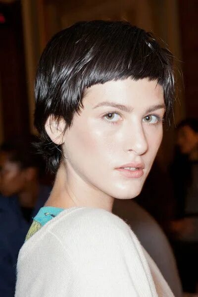 Прически с короткой челкой фото Philosophy di Alberta Ferretti Spring 2013 Pretty short hair, Curly hair fringe,