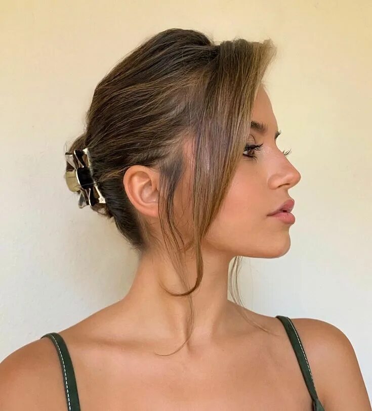 Прически с крабом на каре The Breakout Hairstyles Everyone Is Wearing This Fall Hair clips 90s, Cool hairs