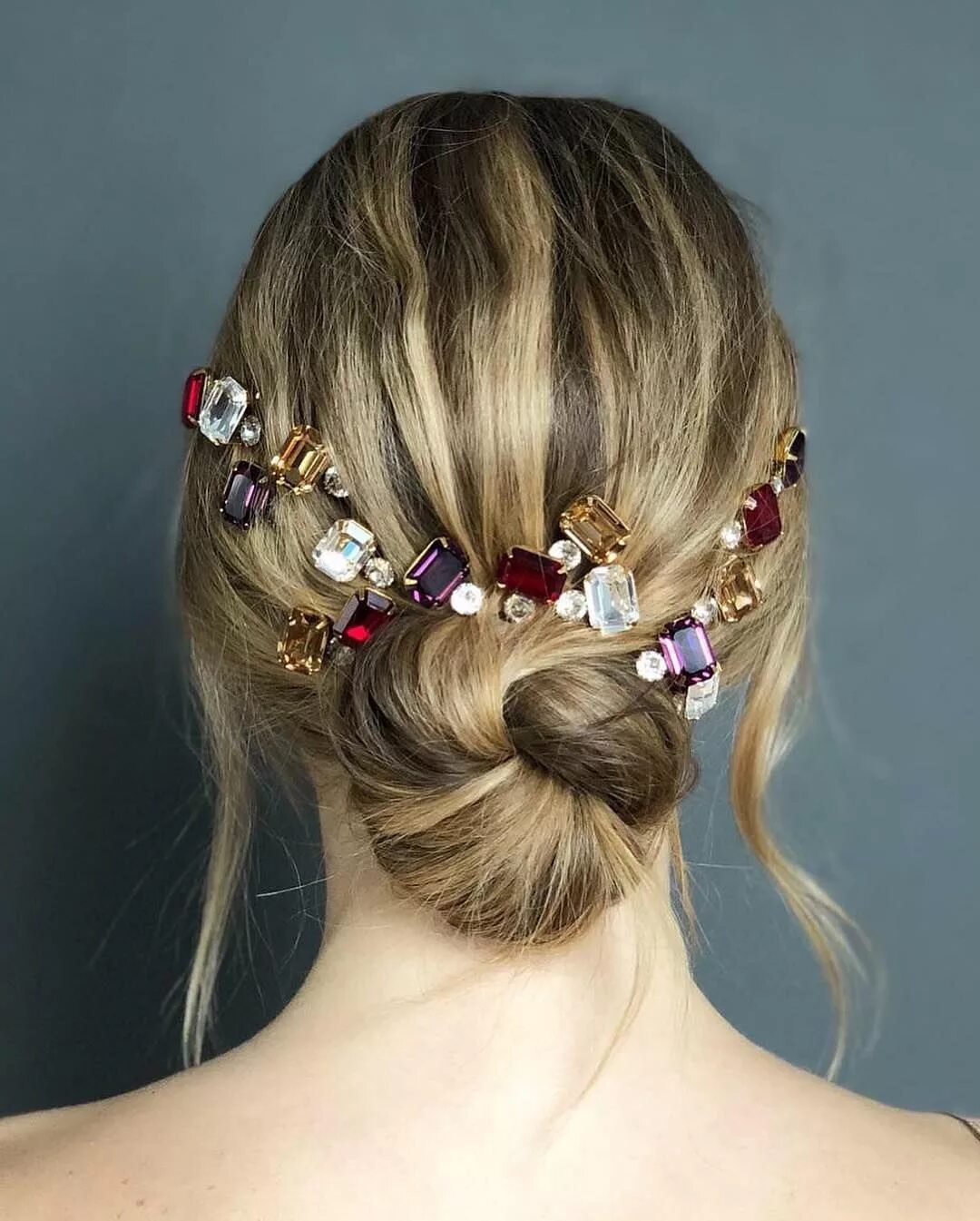 Прически с крабом на средние волосы праздничные So chic, we're ready to kick off the party season early. Hair accessories, Hair 