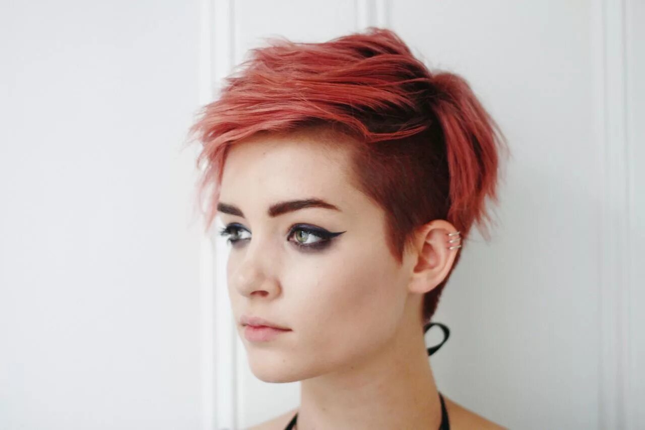 Прически с красными волосами короткие red short hair w/ undercut 2 Short hair undercut, Undercut hairstyles, Short hai