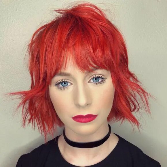 Прически с красными волосами короткие Bold Shaggy Bob with Bent Messy Texture and Bright Fiery Red Hair Color Edgy hai