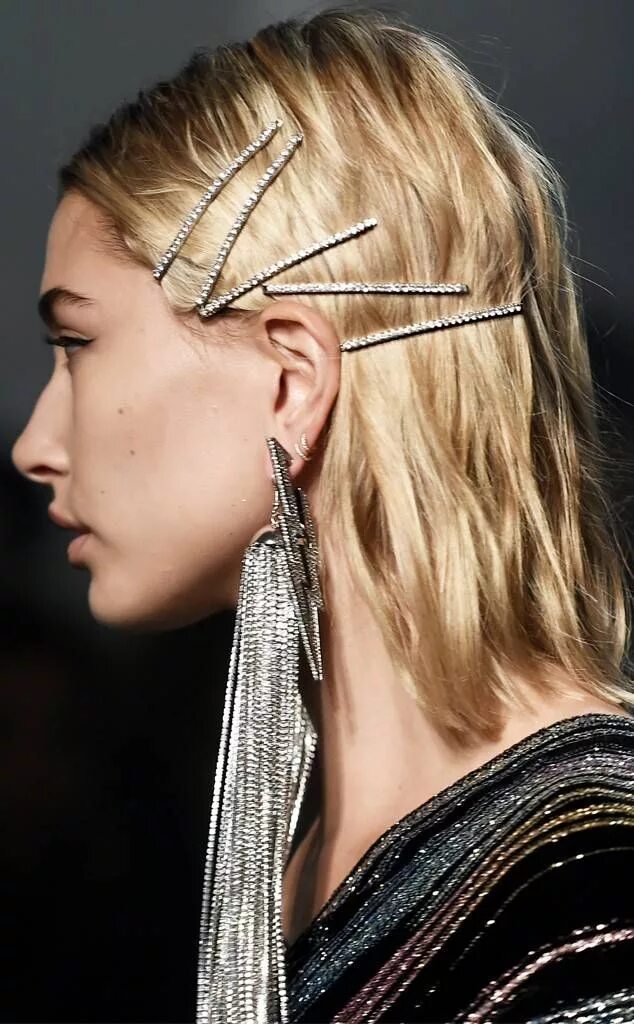 Прически с невидимками 2024 Headbands, Claw Clips and More '90s Hair Trends Are Making a Comeback Fashion we