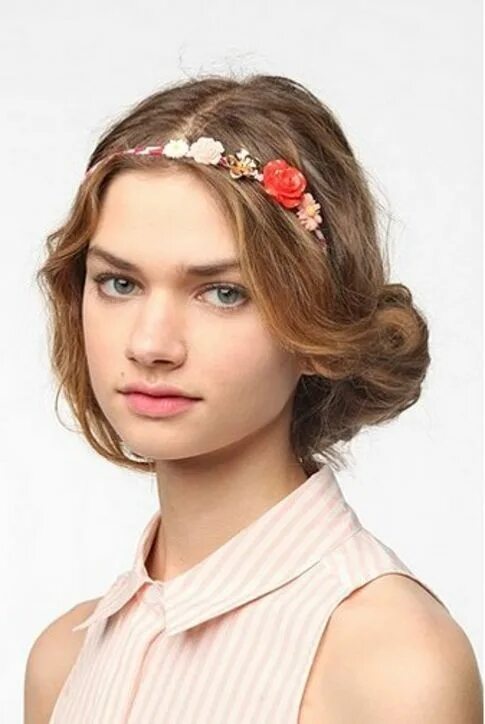 Прически с ободком на средние 3 Ways to Try the Flower Crown Trend Without Looking Too Out-There Crown hairsty