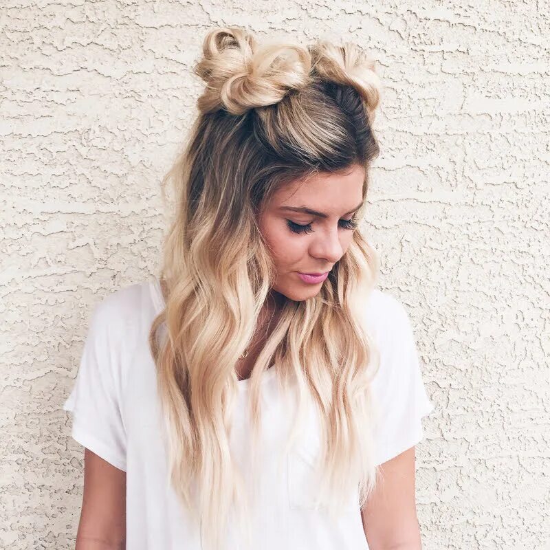 Прически с открытыми волосами Half up Space Buns Medium length hair styles, Half bun hairstyles, Medium hair s