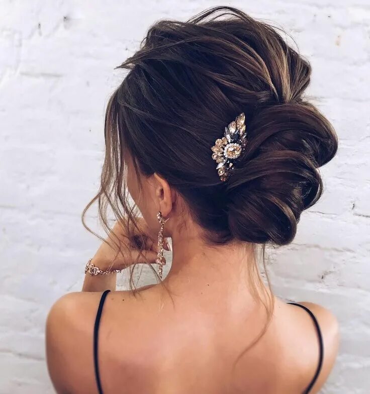 Прически с открытыми волосами No hair piece Medium hair styles, Dinner hairstyles, Romantic bridal updos